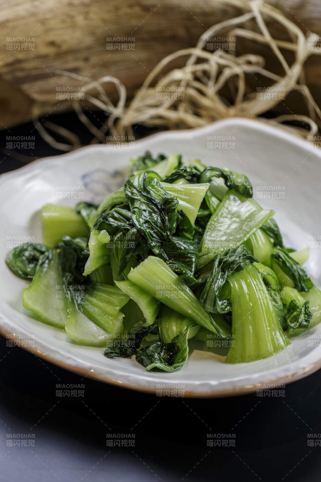 浪花边瓷盘装的炝炒油菜图片