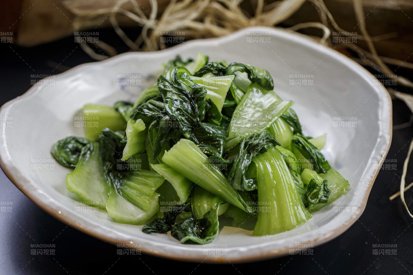 浪花边瓷盘装的炝炒油菜图片