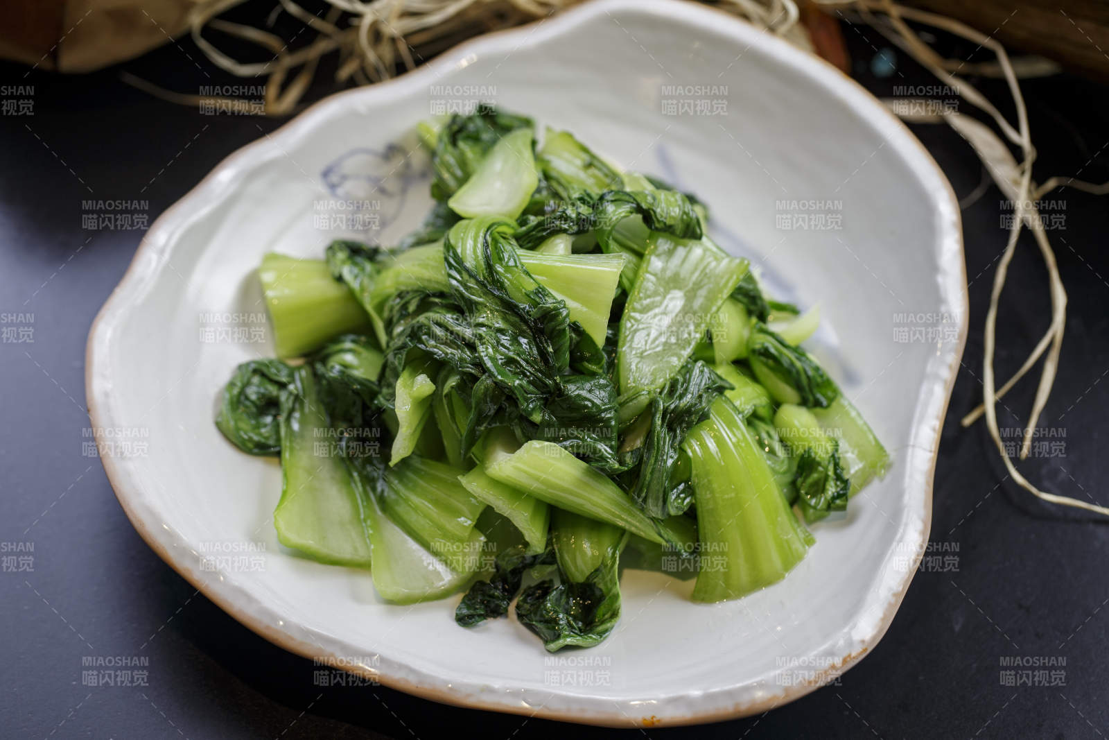 浪花边瓷盘装的炝炒油菜图片