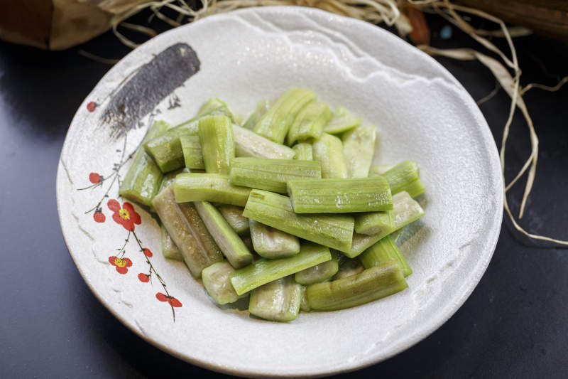 梅花图案的瓷盘装的炝炒丝瓜图片