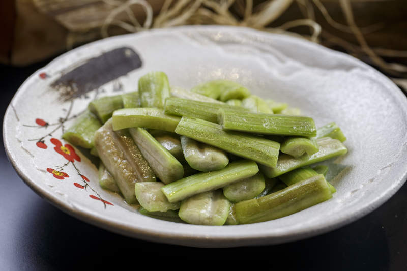 梅花图案的瓷盘装的炝炒丝瓜图片