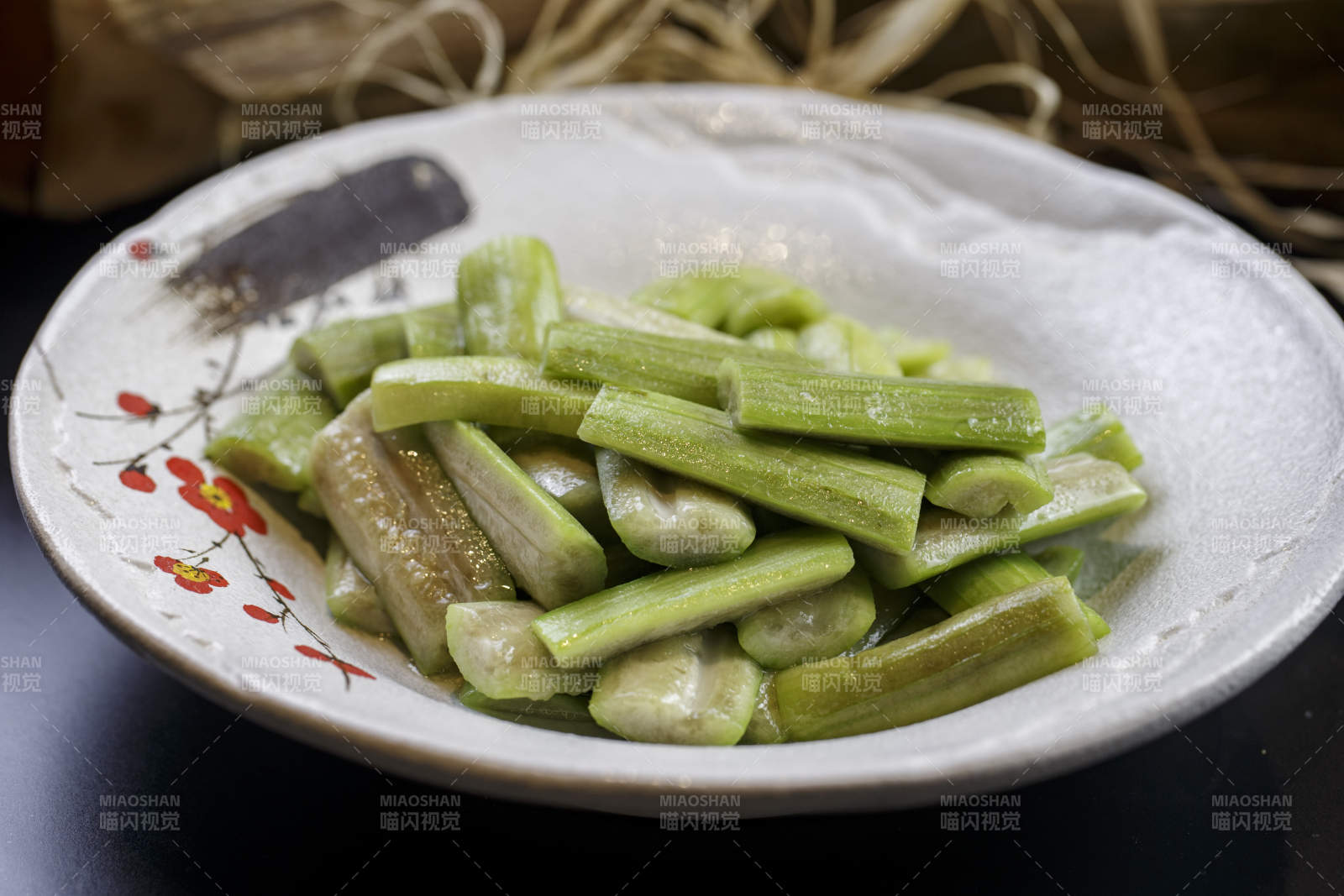 梅花图案的瓷盘装的炝炒丝瓜图片