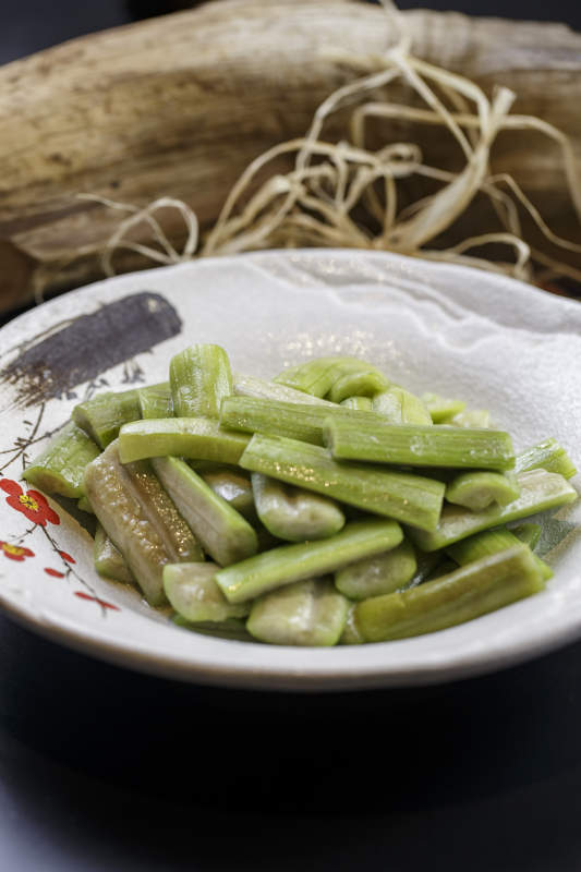 梅花图案的瓷盘装的炝炒丝瓜图片