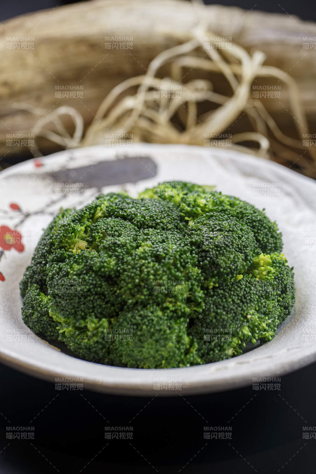 梅花图案瓷盘装的白灼西蓝花图片