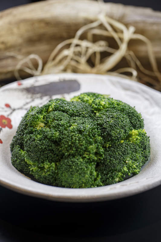 梅花图案瓷盘装的白灼西蓝花图片