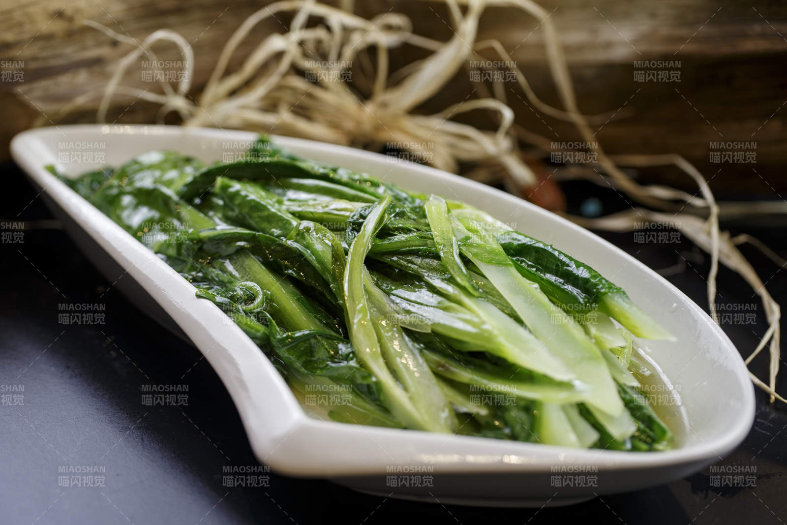 刀形瓷盘装的炝炒油麦菜图片