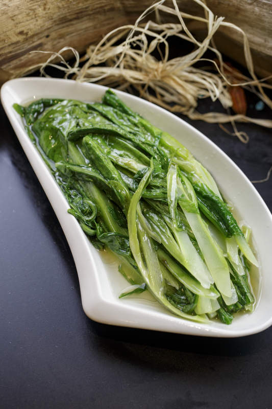 刀形瓷盘装的炝炒油麦菜图片