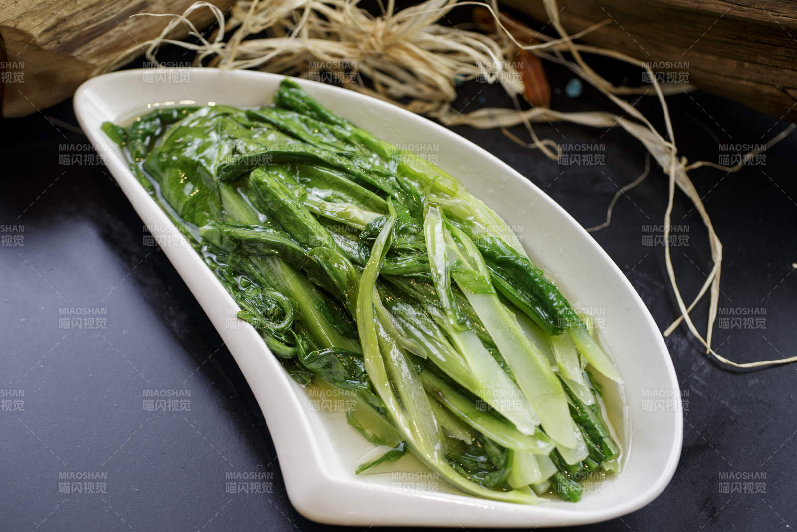 刀形瓷盘装的炝炒油麦菜图片