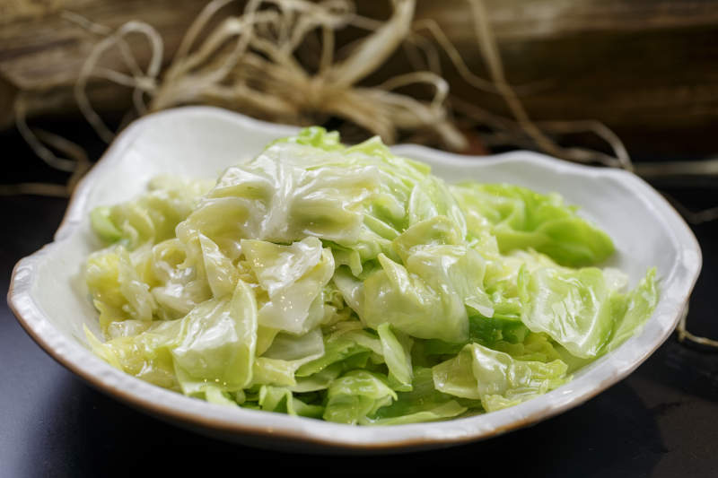 浪花边瓷盘装的炝炒圆白菜图片