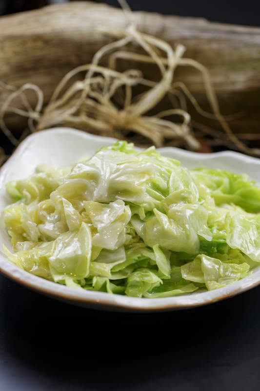 浪花边瓷盘装的炝炒圆白菜图片