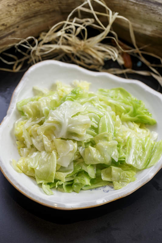浪花边瓷盘装的炝炒圆白菜图片