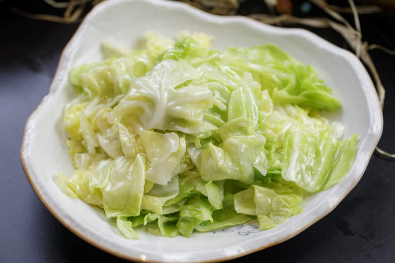浪花边瓷盘装的炝炒圆白菜图片