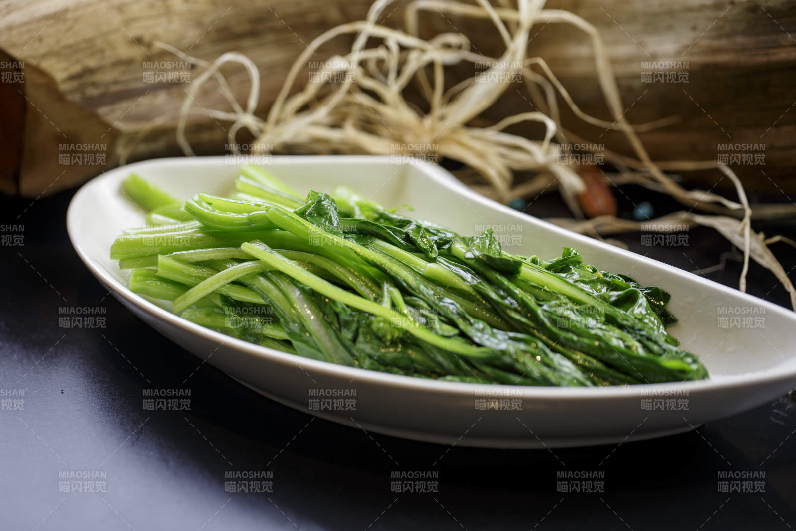 刀形瓷盘装的炝炒油麦菜图片