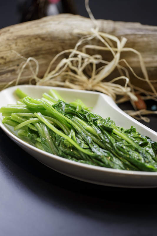 刀形瓷盘装的炝炒油麦菜图片