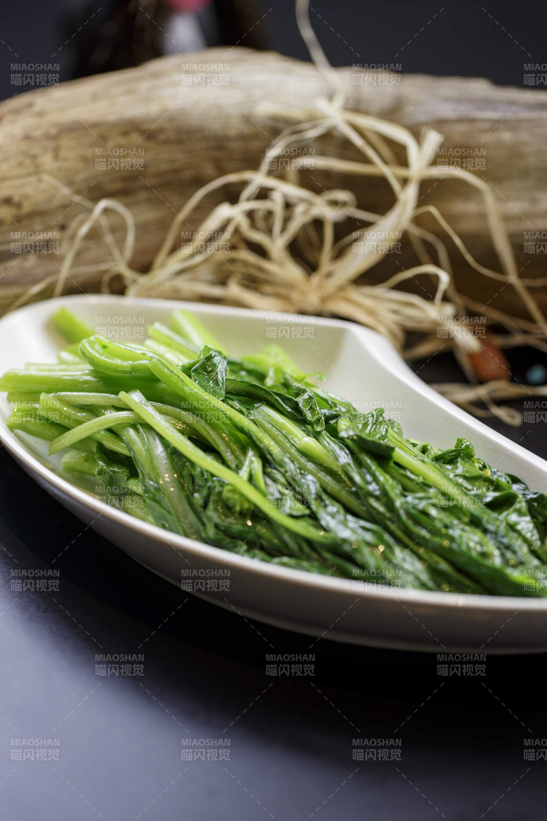 刀形瓷盘装的炝炒油麦菜图片