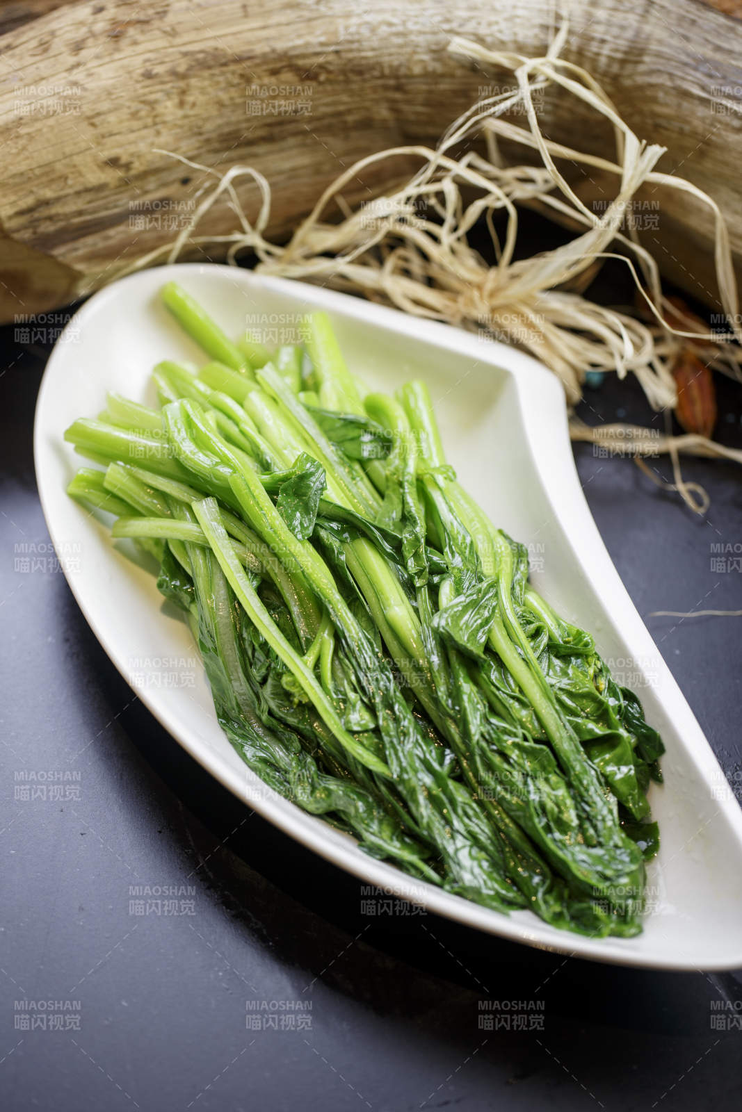 刀形瓷盘装的炝炒油麦菜图片