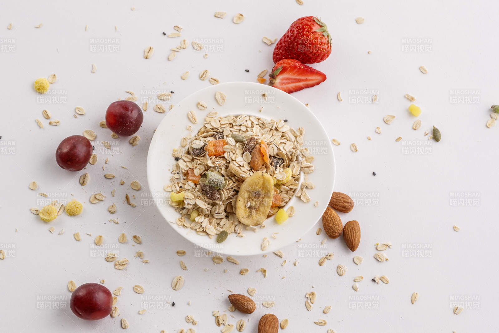 自制的水果坚果混合燕麦铺洒摆放在桌子上图片