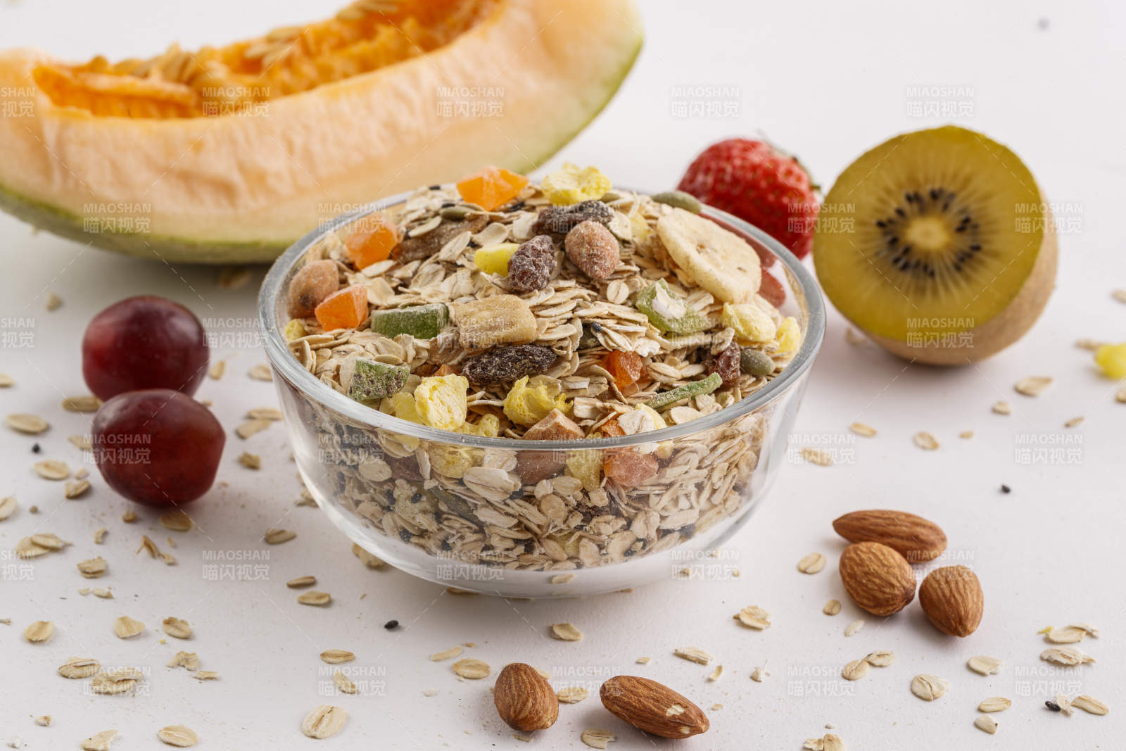 自制的水果坚果混合燕麦铺洒摆放在桌子上图片