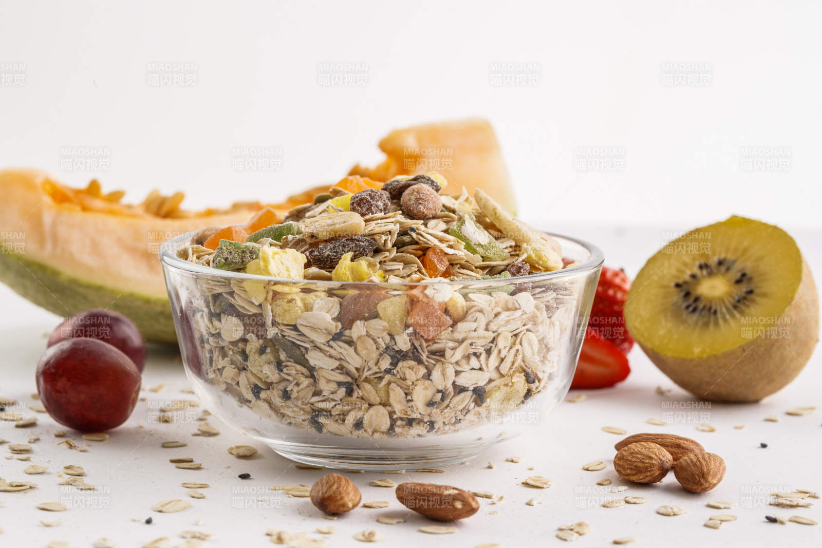 自制的水果坚果混合燕麦铺洒摆放在桌子上图片