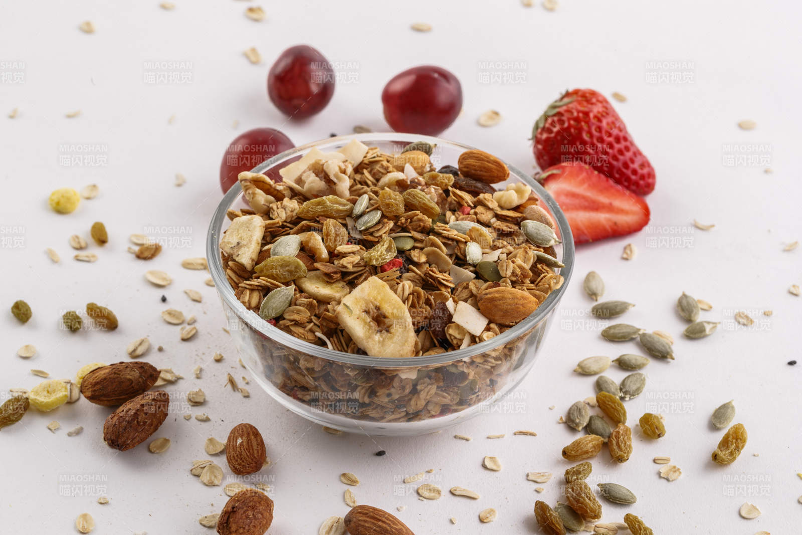 自制的水果坚果混合燕麦铺洒摆放在桌子上图片