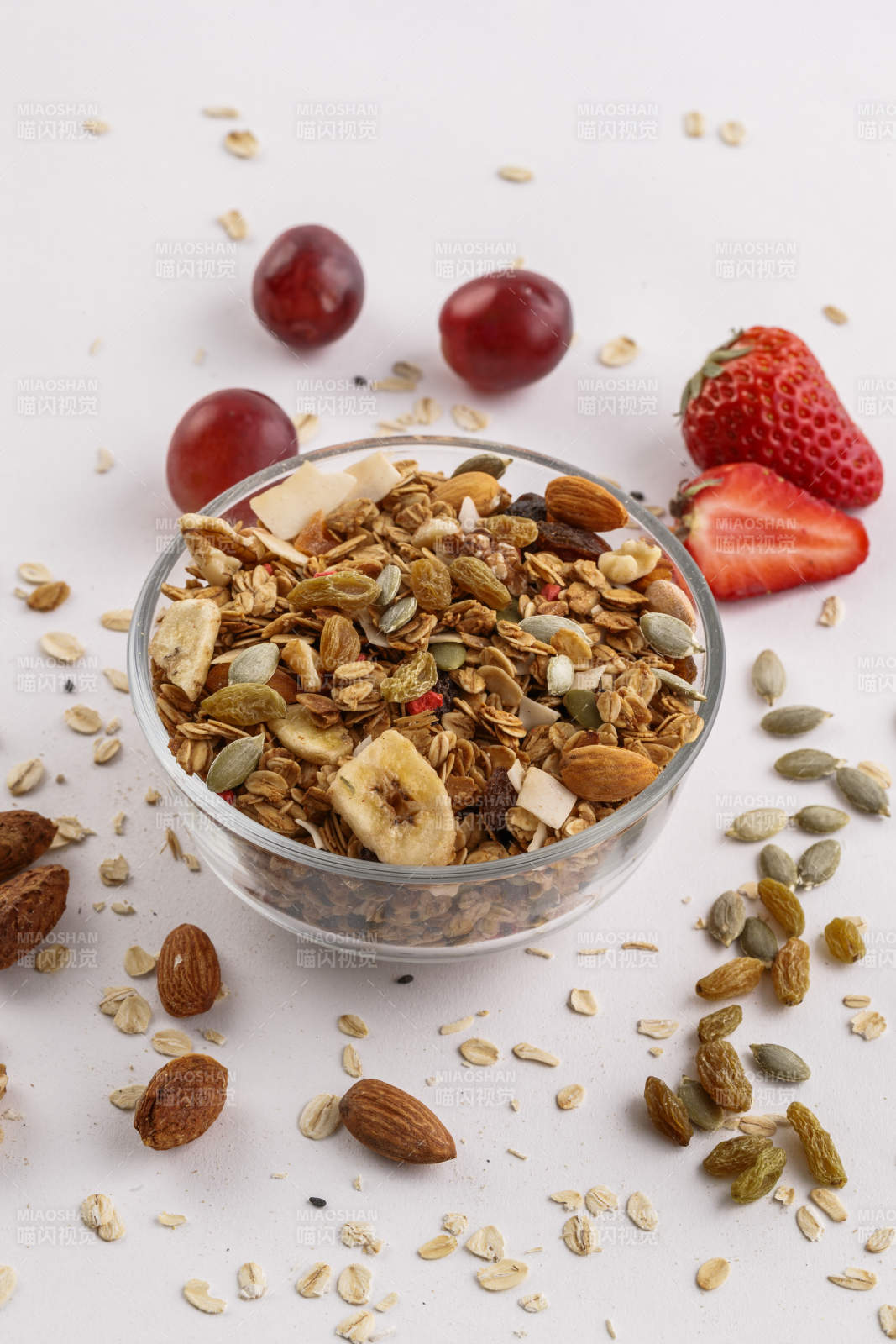 自制的水果坚果混合燕麦铺洒摆放在桌子上图片