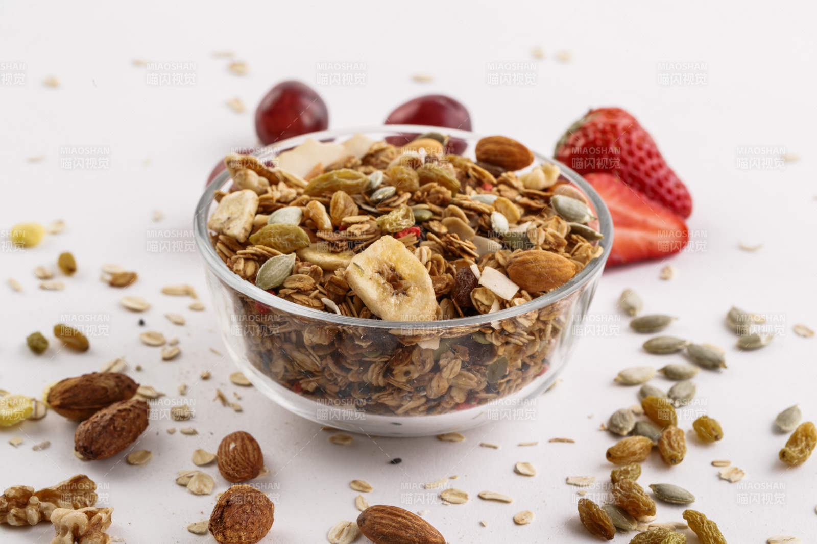 自制的水果坚果混合燕麦铺洒摆放在桌子上图片