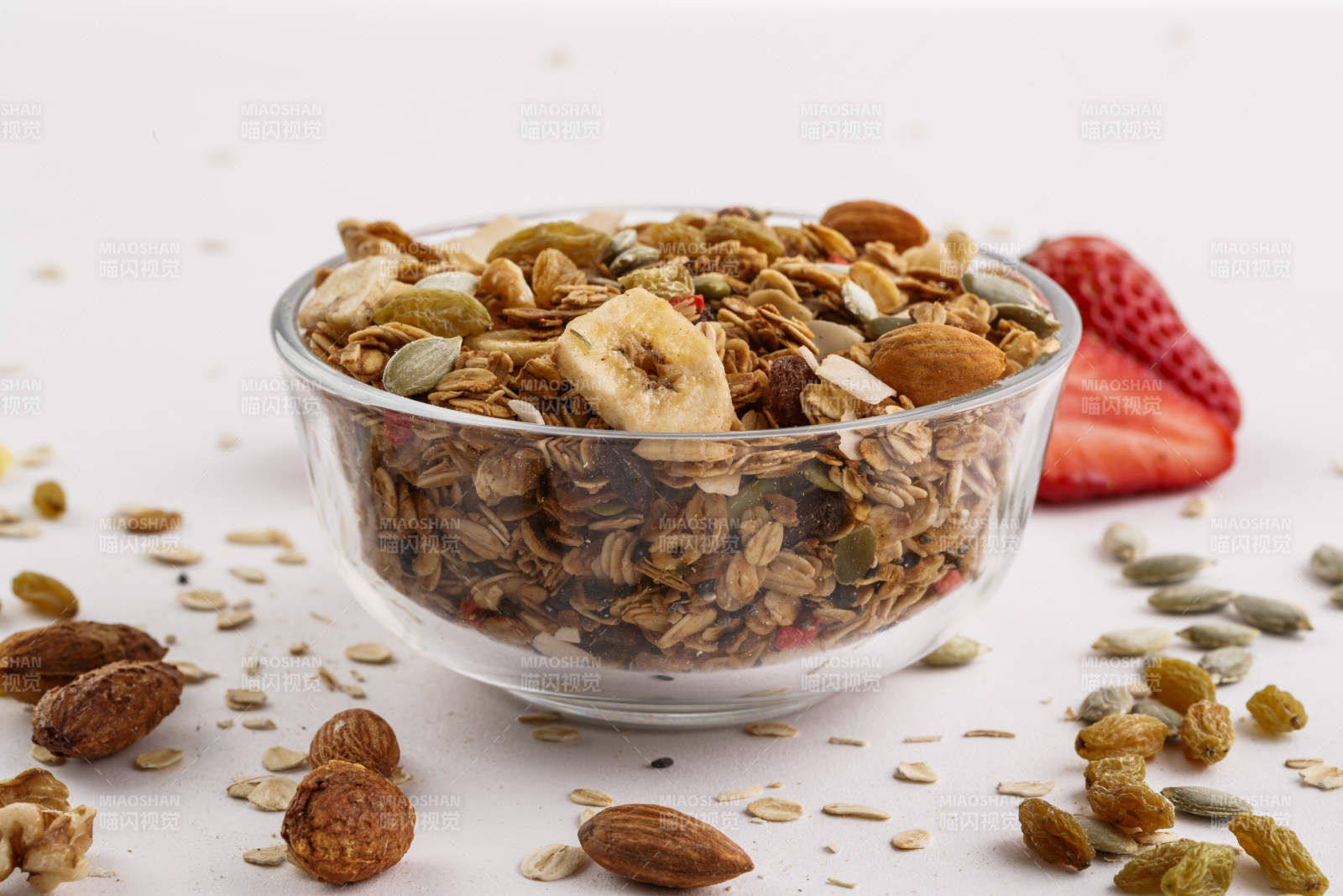 自制的水果坚果混合燕麦铺洒摆放在桌子上图片