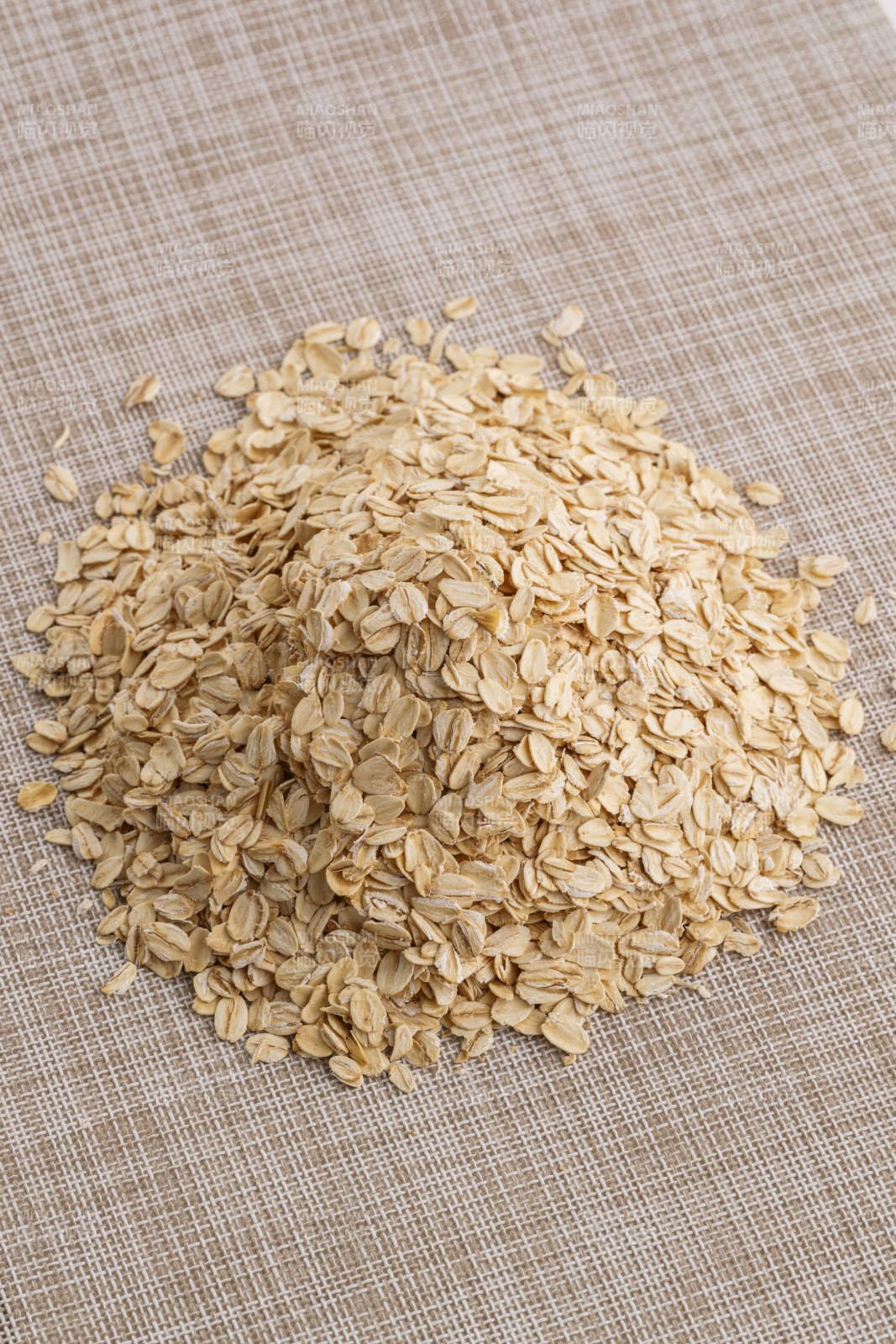 倾倒在白色背景上的健康食品燕麦片图片