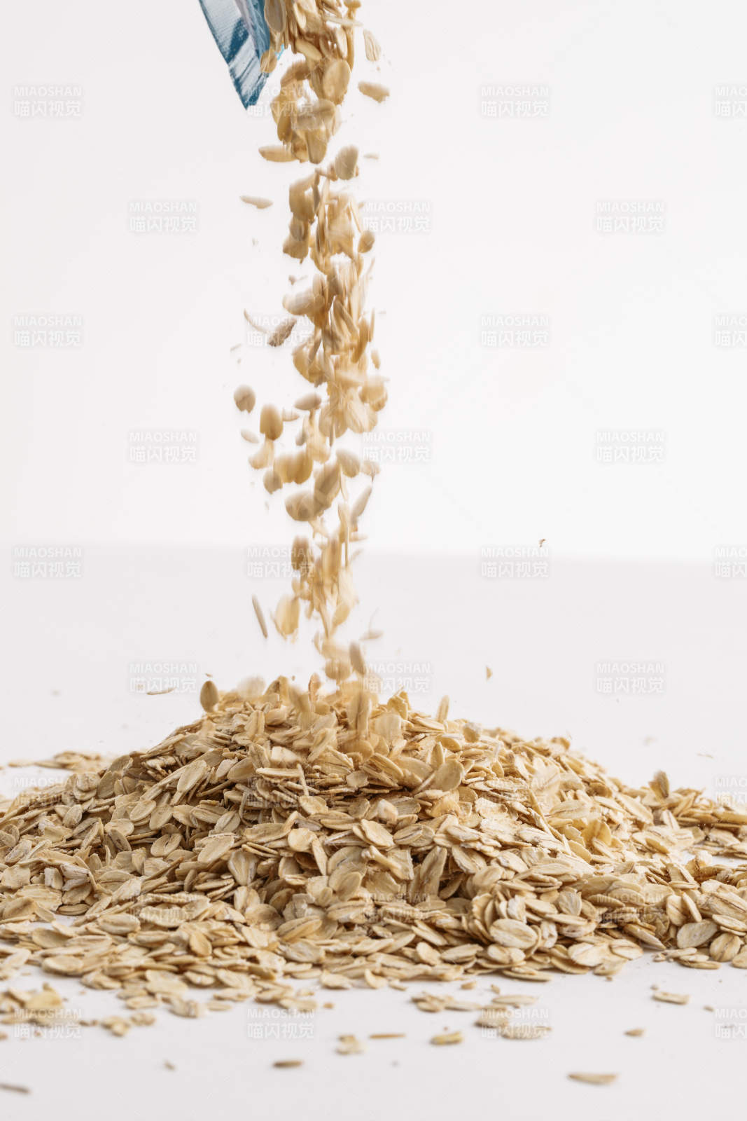 倾倒在白色背景上的健康食品燕麦片图片