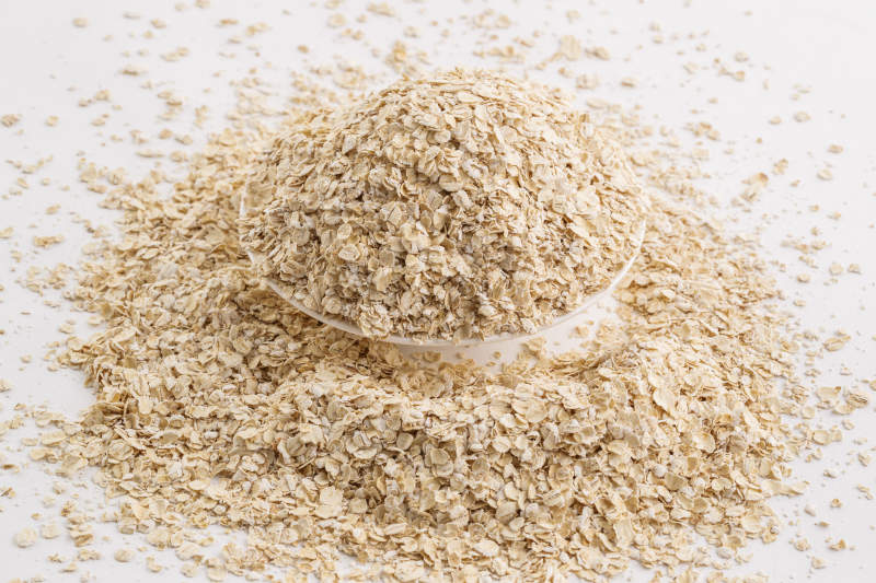倾倒在白色背景上的健康食品燕麦片图片