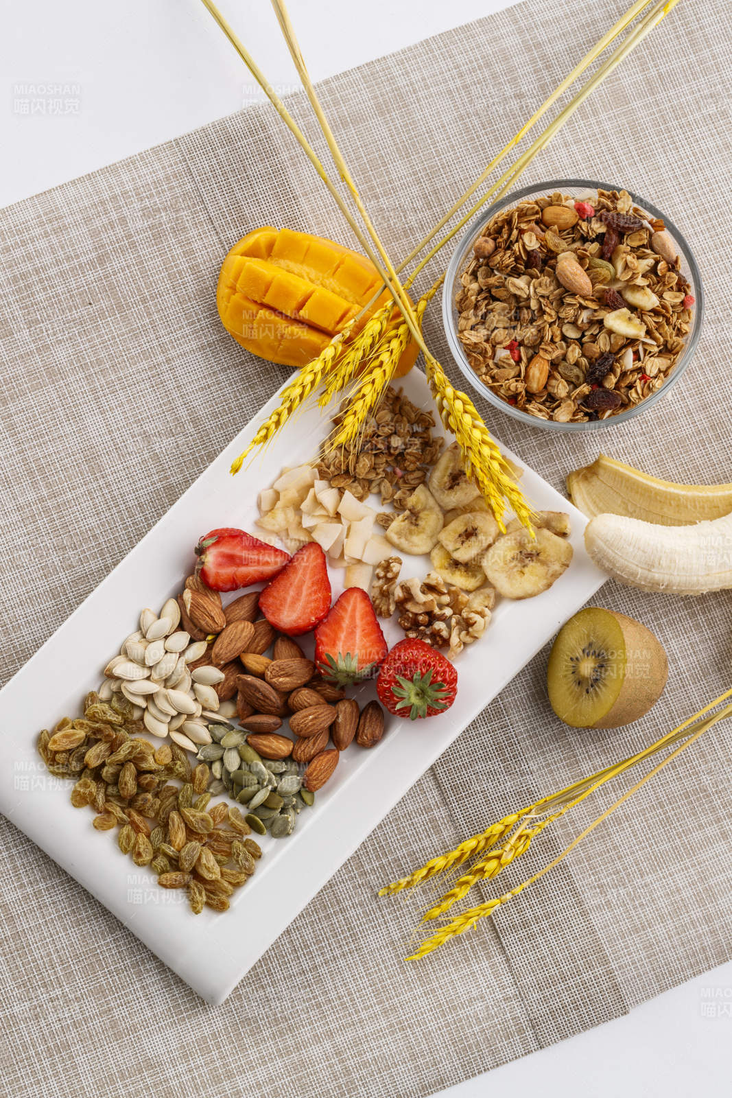 自制的水果坚果混合燕麦铺洒摆放在桌子上图片