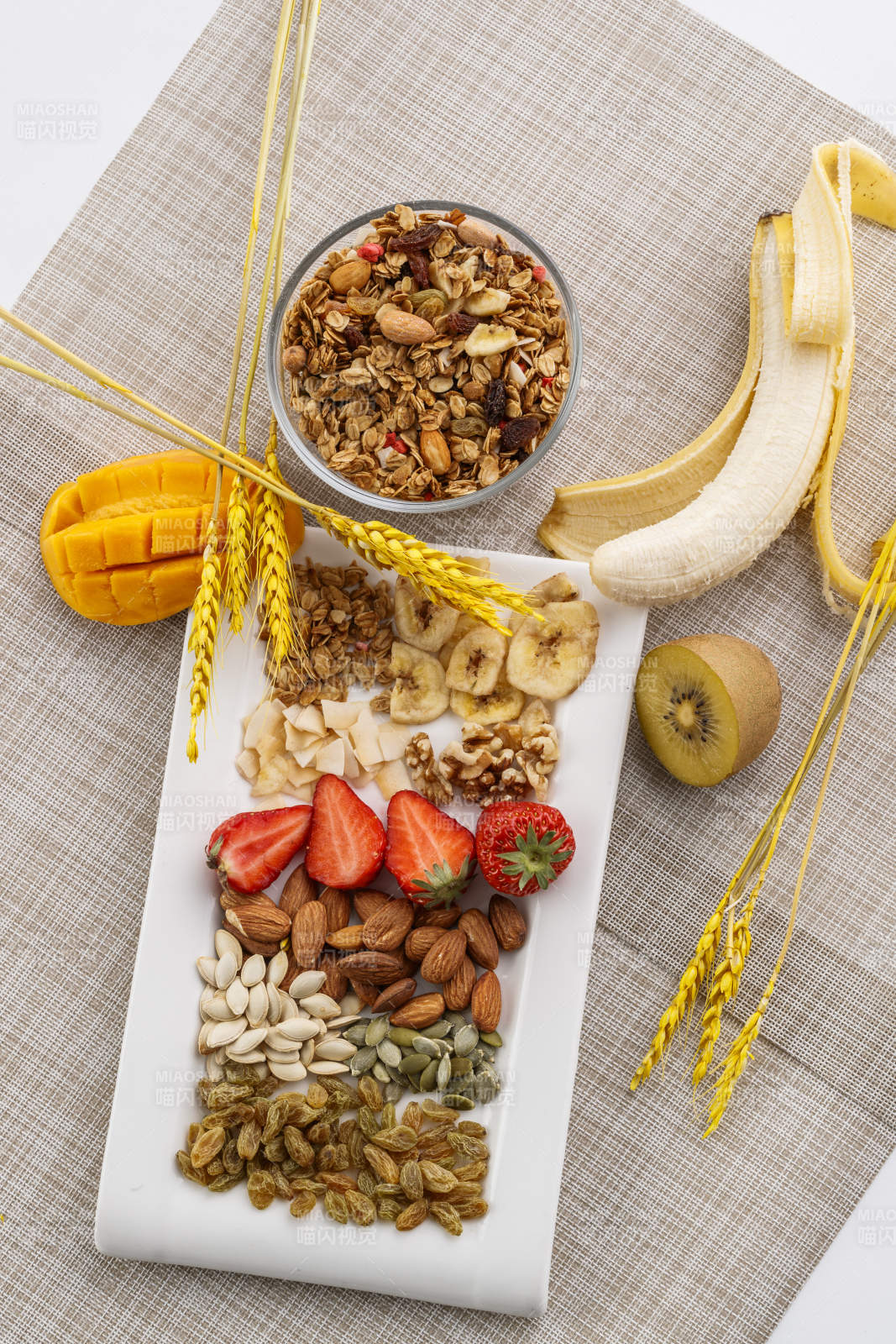 自制的水果坚果混合燕麦铺洒摆放在桌子上图片