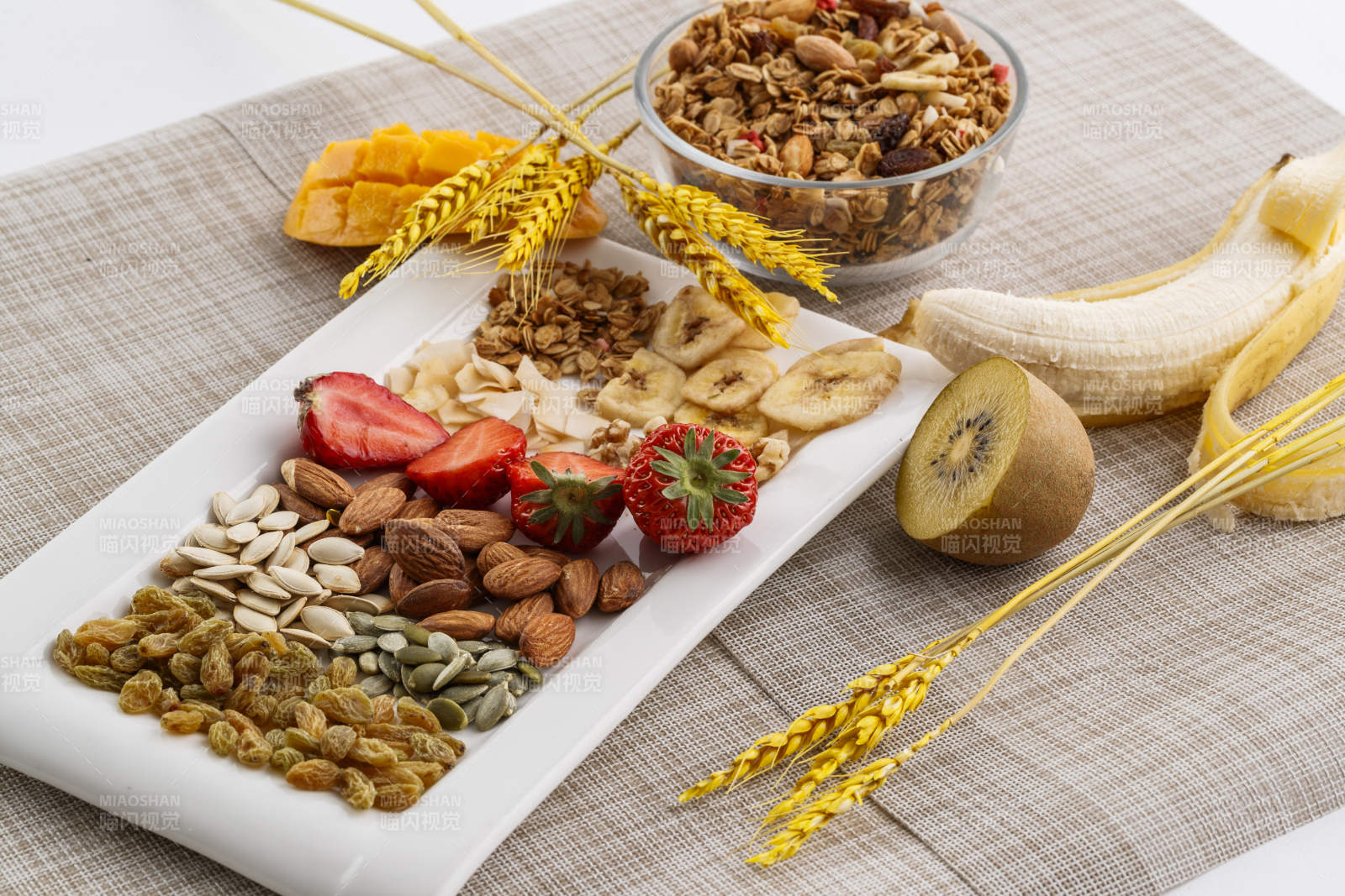 自制的水果坚果混合燕麦铺洒摆放在桌子上图片