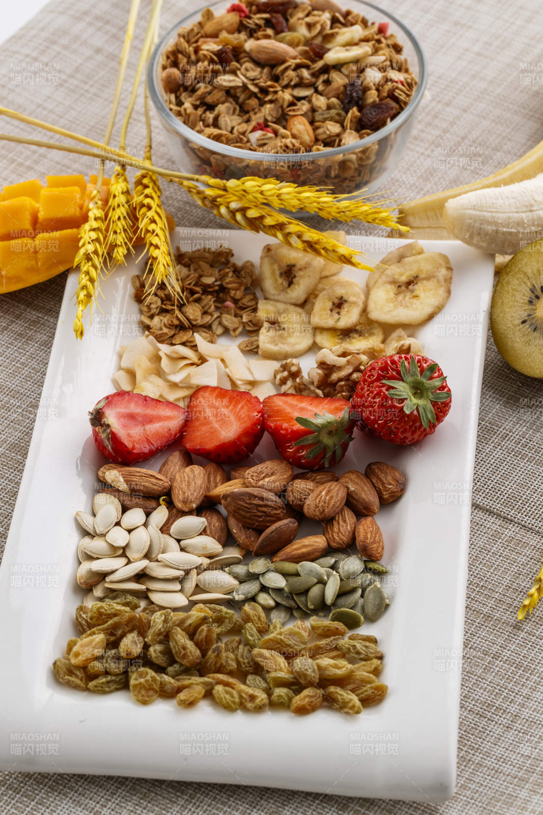 自制的水果坚果混合燕麦铺洒摆放在桌子上图片