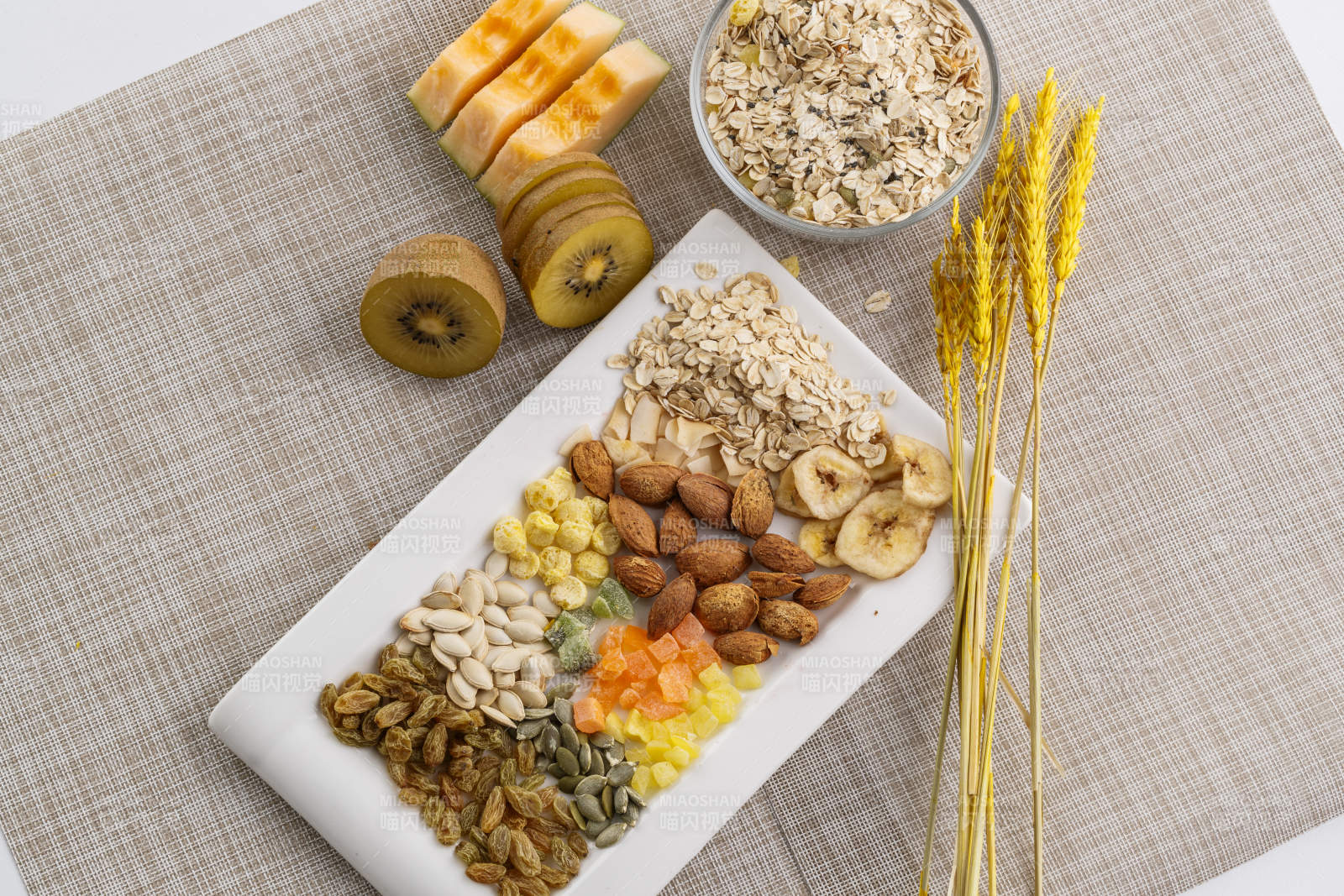 自制的水果坚果混合燕麦铺洒摆放在桌子上图片
