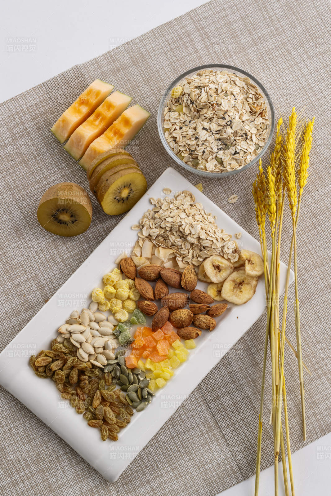 自制的水果坚果混合燕麦铺洒摆放在桌子上图片