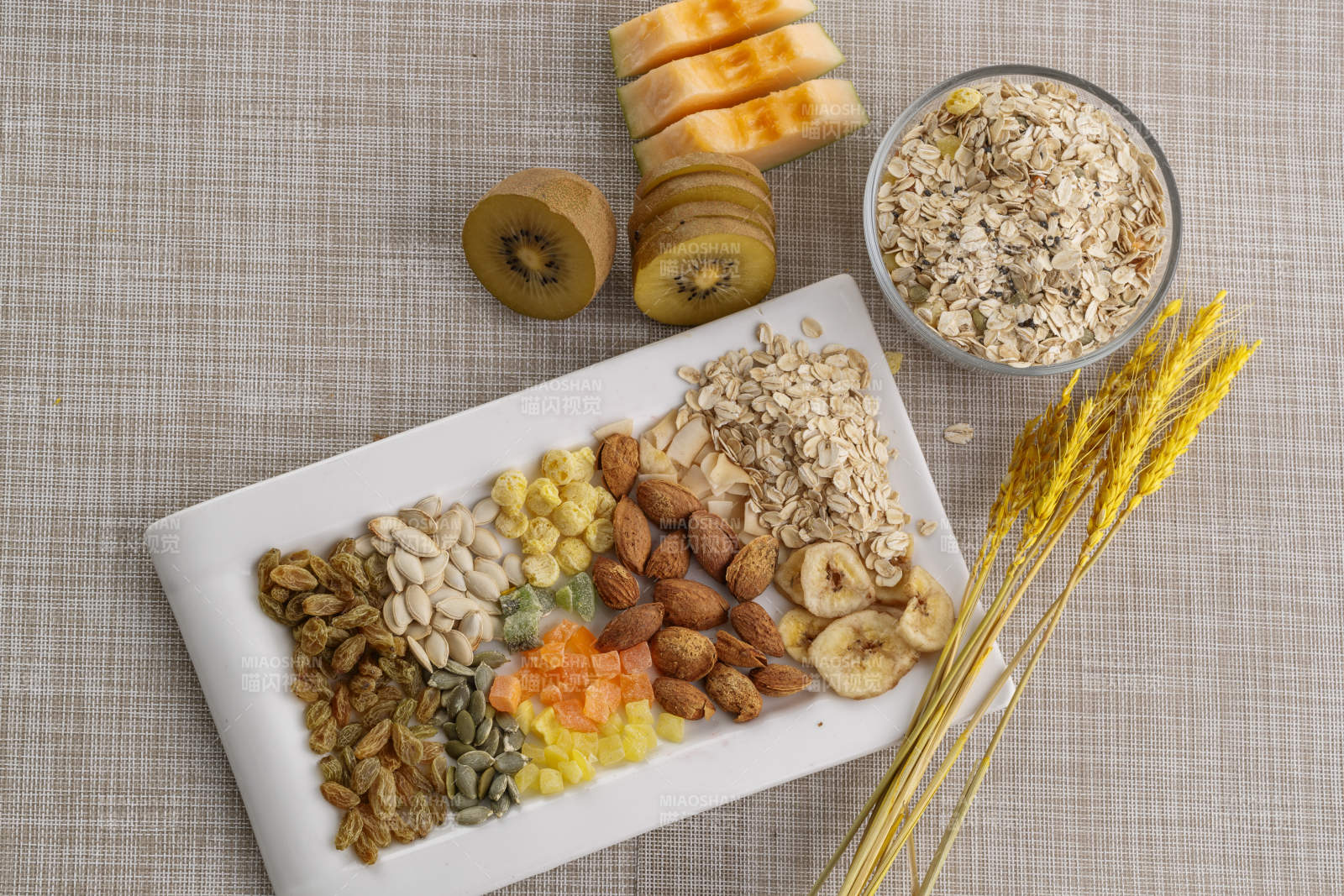 自制的水果坚果混合燕麦铺洒摆放在桌子上图片