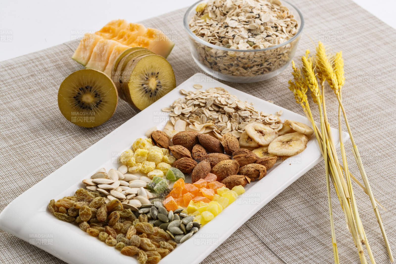 自制的水果坚果混合燕麦铺洒摆放在桌子上图片