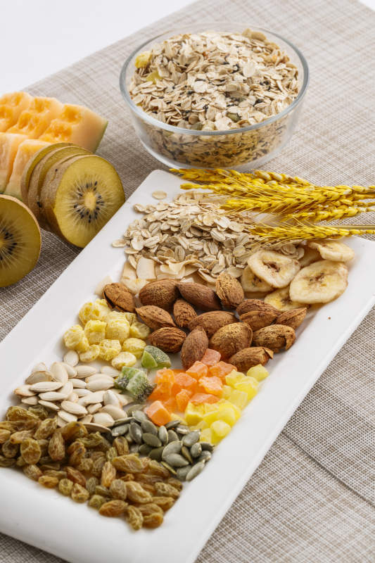 自制的水果坚果混合燕麦铺洒摆放在桌子上图片