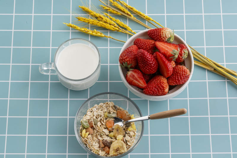 自制的水果坚果混合燕麦铺洒摆放在桌子上图片