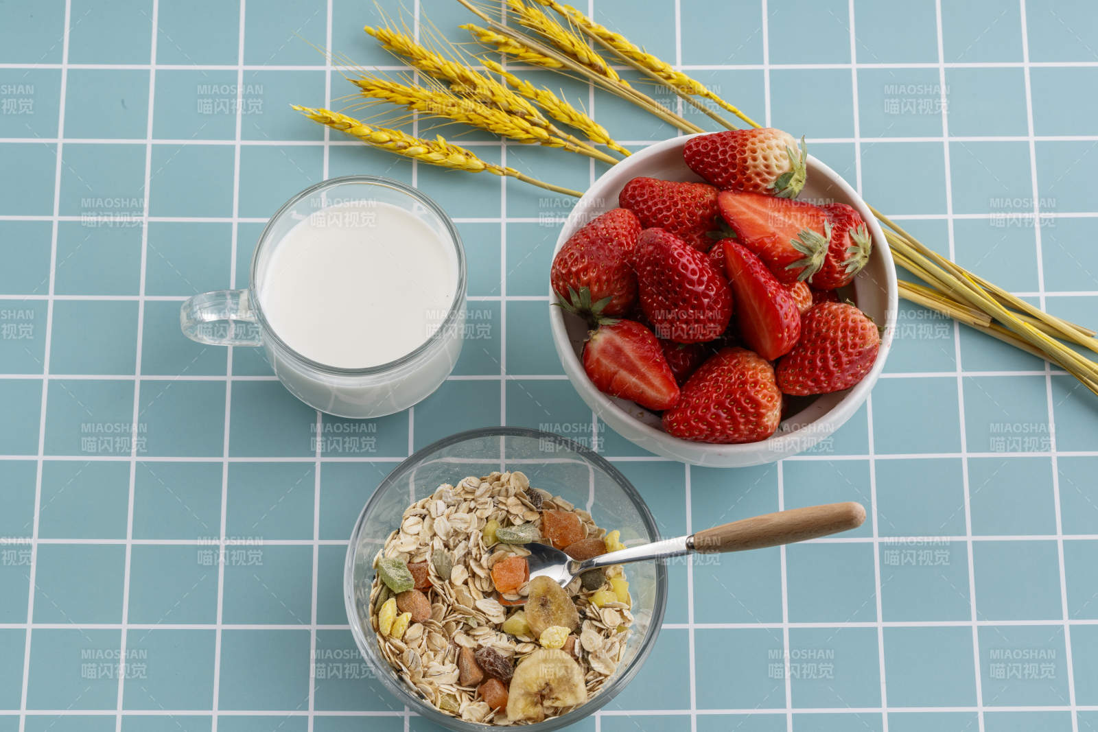 自制的水果坚果混合燕麦铺洒摆放在桌子上图片