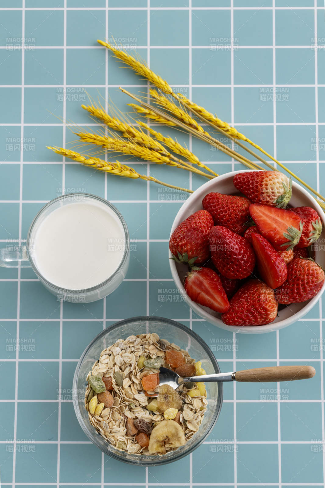自制的水果坚果混合燕麦铺洒摆放在桌子上图片