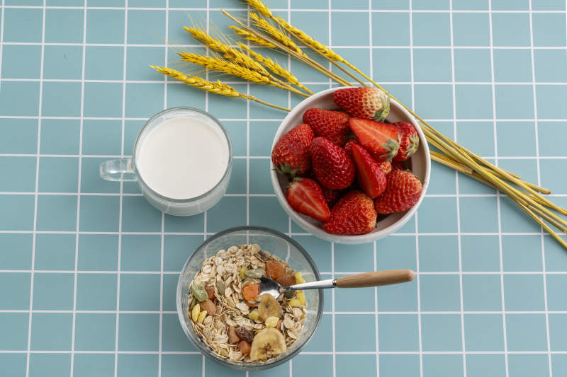 自制的水果坚果混合燕麦铺洒摆放在桌子上图片