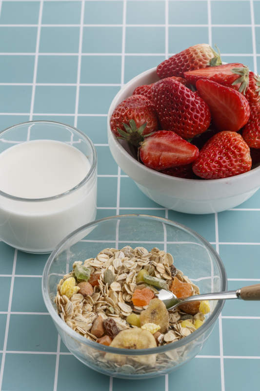 自制的水果坚果混合燕麦铺洒摆放在桌子上图片