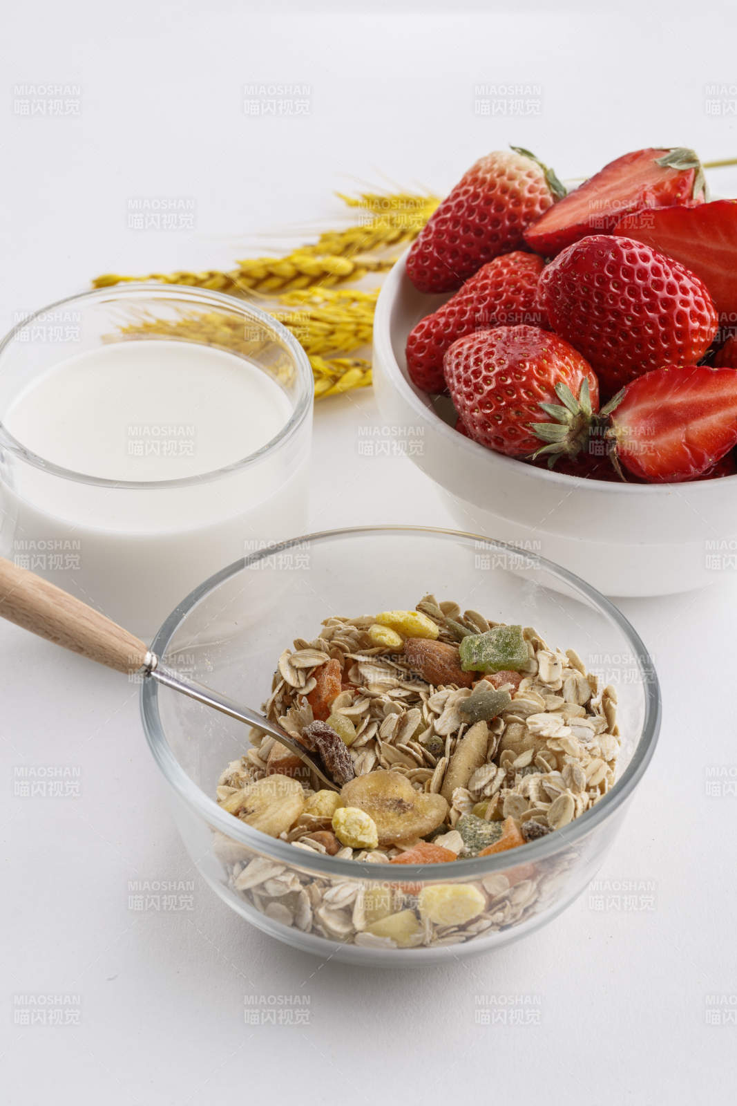 自制的水果坚果混合燕麦铺洒摆放在桌子上图片