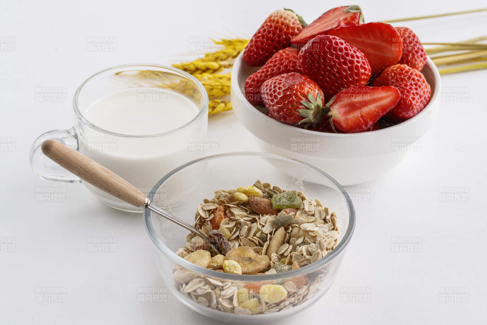 自制的水果坚果混合燕麦铺洒摆放在桌子上图片