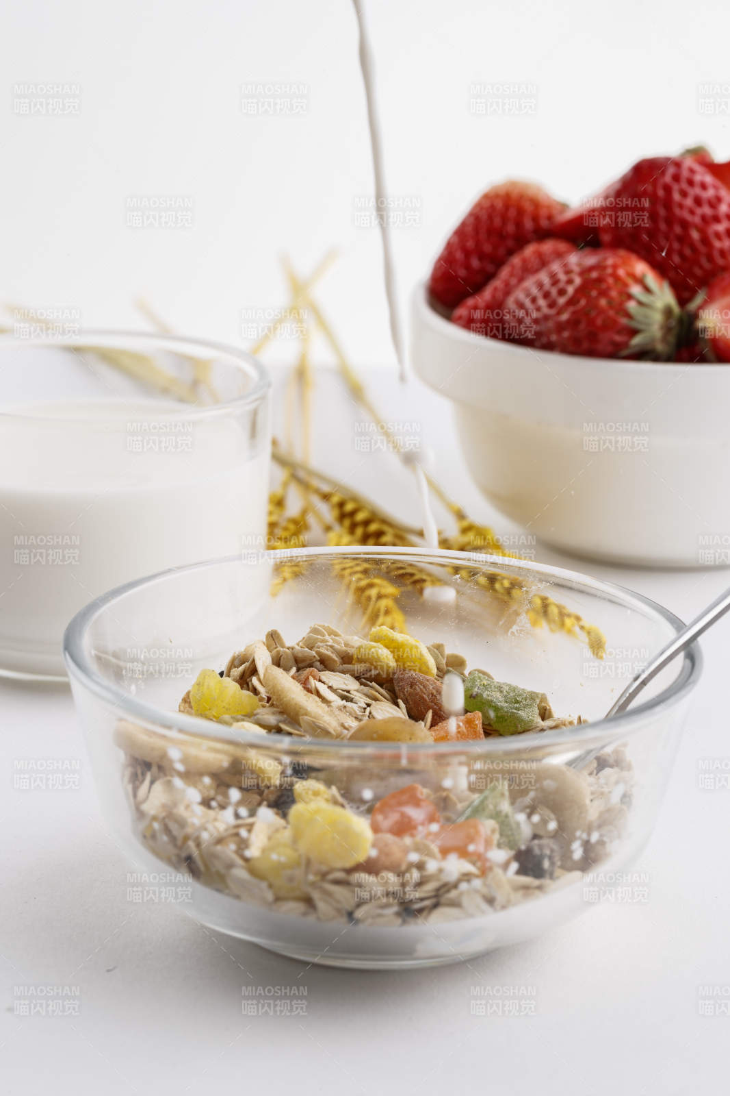 倾倒入酸奶的坚果混合燕麦图片