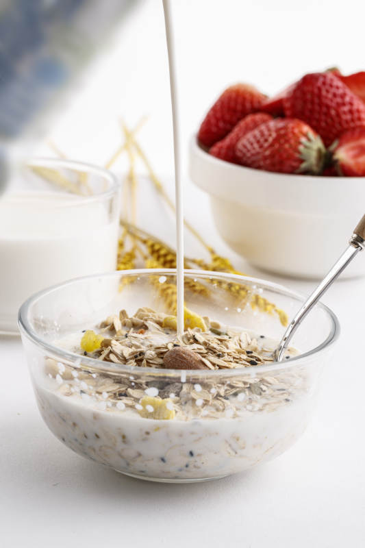 倾倒入酸奶的坚果混合燕麦图片