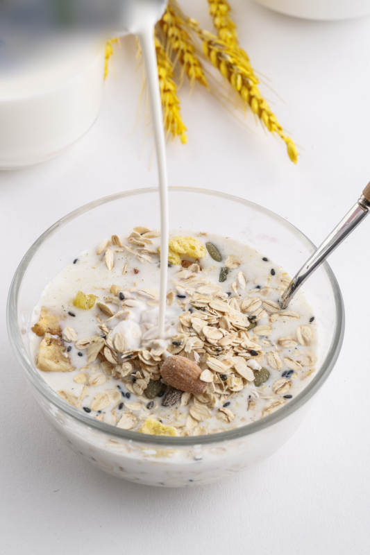 倾倒入酸奶的坚果混合燕麦图片