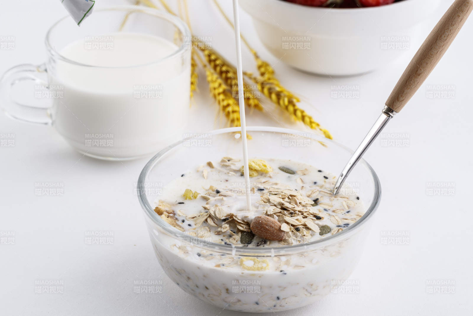 倾倒入酸奶的坚果混合燕麦图片